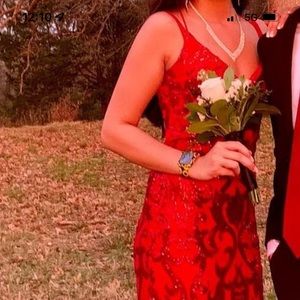 I am selling my winter formal dress it’s red I worn it once I want to sell it